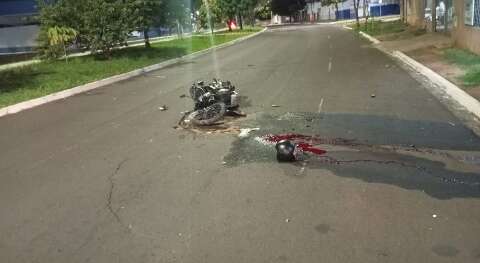 Motociclista morre ao atingir carro e muro na Avenida F&aacute;bio Zahran
