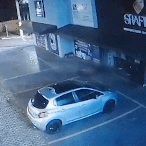 Motociclista atinge vitrine de loja ap&oacute;s batida em cruzamento da Tamandar&eacute;