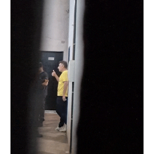 Neno Razuk chega a pres&iacute;dio da Capital e se despede de escolta com "joinha"