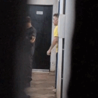Neno Razuk chega a presídio com "joinha" e vai dividir a cela com o "primo"
