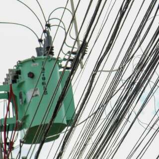 Fios emaranhados ampliam preju&iacute;zos e desafiam lei em vigor h&aacute; seis anos