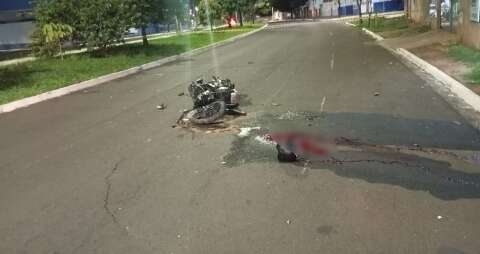 Motociclista morre ao atingir carro e muro na Avenida F&aacute;bio Zahran