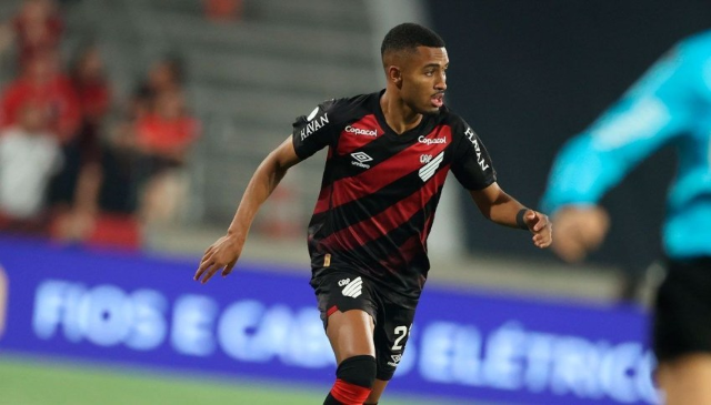 Athletico-PR vence Vit&oacute;ria e larga na frente nas oitavas da Copa do Brasil