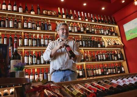 Casal voltou de viagem e abriu wine bar que foge da frescura do vinho