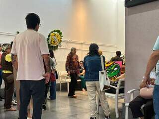 Com uma de suas obras no vel&oacute;rio, familiares e amigos se despedem de artista