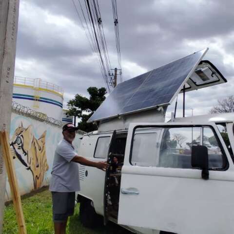 Aos 66 anos, Edson recome&ccedil;a vendendo salgado em Kombi movida pelo sol