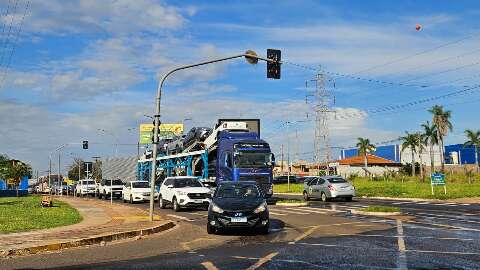 Acidente entre &ocirc;nibus e moto congestiona tr&acirc;nsito na Joaquim Murtinho