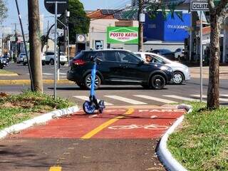 Patinetes mal estacionados viram obstáculo em calçadas e ciclovias Patinetes mal estacionados viram obstáculo em calçadas e ciclovias