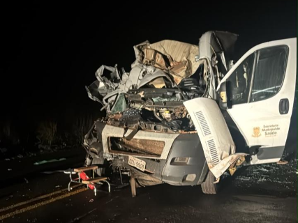 Acidente entre carreta, camionete e ambul&acirc;ncia deixa ao menos 2 mortos