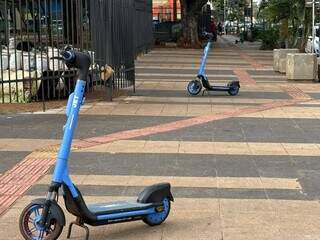 Patinetes mal estacionados viram obstáculo em calçadas e ciclovias Patinetes mal estacionados viram obstáculo em calçadas e ciclovias