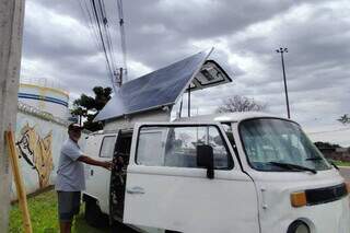 Aos 66 anos, Edson recome&ccedil;a vendendo salgado em Kombi movida pelo sol