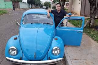 Fusca azul de 1973 vira “terror” da criançada ao passar perto de escola Fusca azul de 1973 vira “terror” da criançada ao passar perto de escola