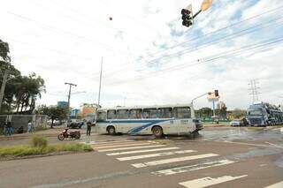 Acidente entre ônibus e moto congestiona trânsito na Joaquim Murtinho Acidente entre ônibus e moto congestiona trânsito na Joaquim Murtinho