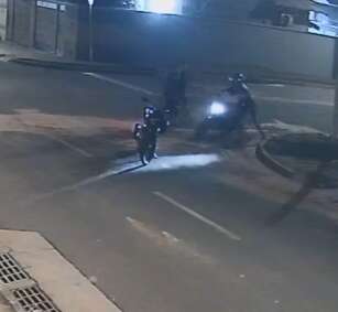 Jovem tem moto furtada por dupla que o cercou em rua das Moreninhas