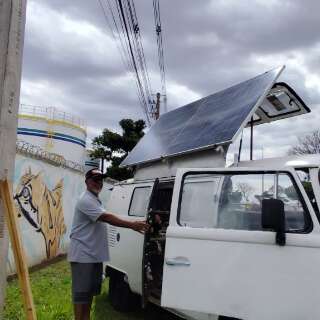 Com teto solar ajust&aacute;vel, Kombi vende salgados a R$ 3