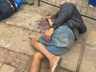 Câmera de segurança registra tentativa de assassinato em frente a supermercado Câmera de segurança registra tentativa de assassinato em frente a supermercado