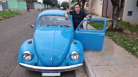 Fusca azul de 1973 vira &ldquo;terror&rdquo; da crian&ccedil;ada ao passar perto de escola