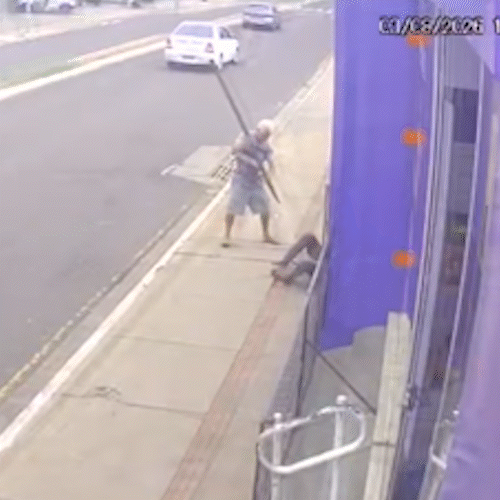 C&acirc;mera de seguran&ccedil;a registra tentativa de homic&iacute;dio em frente a supermercado