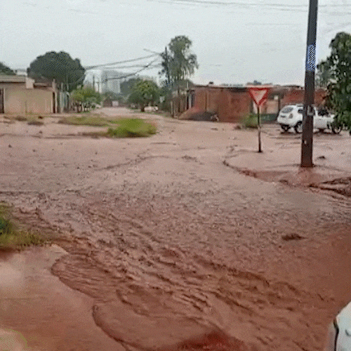 H&aacute; 20 anos sem solu&ccedil;&atilde;o, rua vira lagoa sempre que chove no Vivendas do Parque