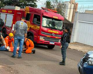 Motociclista é derrubada por fio baixo e leva 14 pontos no pescoço Motociclista é derrubada por fio baixo e leva 14 pontos no pescoço