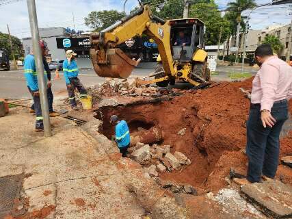Obra em tubula&ccedil;&atilde;o bloqueia trecho da Rua Joaquim Murtinho 