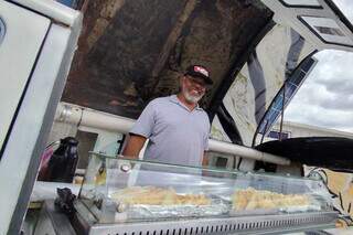 Aos 66 anos, Edson recome&ccedil;a vendendo salgado em Kombi movida pelo sol