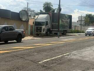 Cal&ccedil;ada vira estacionamento e pedestres s&atilde;o empurrados para o meio da Rua Cear&aacute;
