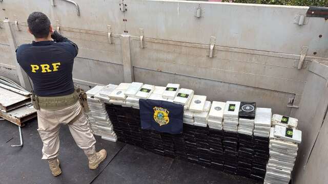 PRF encontra 420 kg de coca&iacute;na em fundo falso e prende pai e filho
