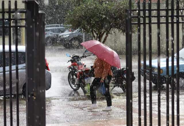 Ap&oacute;s calor, chuva retorna a Campo Grande com alerta para ventos fortes