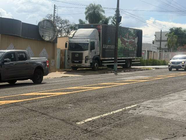 Cal&ccedil;ada vira estacionamento e pedestres s&atilde;o empurrados para o meio da Rua Cear&aacute;