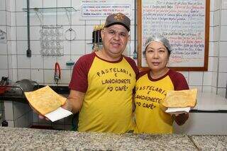 Menino da mandioca cresceu na Ceasa e hoje serve pastel a quem madruga