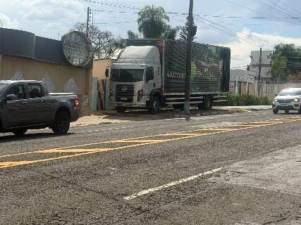 Cal&ccedil;ada vira estacionamento e pedestres s&atilde;o empurrados para o meio da Rua Cear&aacute;