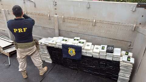 PRF encontra 420 kg de coca&iacute;na em fundo falso e prende pai e filho