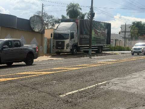 Cal&ccedil;ada vira estacionamento e pedestres s&atilde;o empurrados para o meio da Rua Cear&aacute;