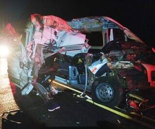 Acidente entre ambul&acirc;ncia, caminh&atilde;o e picape deixou 4 mortos e 8 feridos
