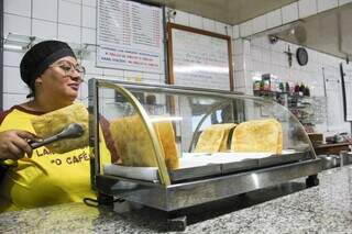 Menino da mandioca cresceu na Ceasa e hoje serve pastel a quem madruga