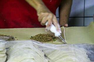 Menino da mandioca cresceu na Ceasa e hoje serve pastel a quem madruga
