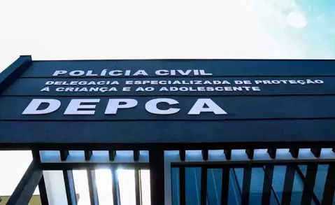 Den&uacute;ncia leva ao resgate de irm&atilde;os deixados sozinhos em casa trancada