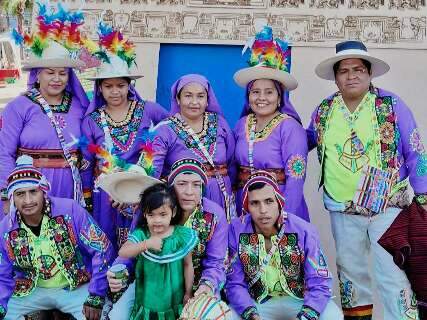 Cinco fam&iacute;lias iniciaram festa que celebra ra&iacute;zes bolivianas 