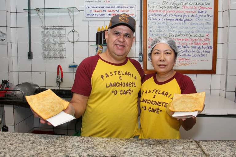 Menino da mandioca cresceu na Ceasa e hoje serve pastel a quem madruga