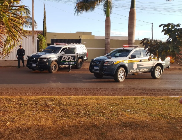 Homem &eacute; baleado ap&oacute;s apontar rev&oacute;lver para policiais militares