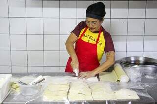 Menino da mandioca cresceu na Ceasa e hoje serve pastel a quem madruga