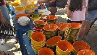 Feira de louças abre com fila e peças que fazem sucesso no TikTok Feira de louças abre com fila e peças que fazem sucesso no TikTok