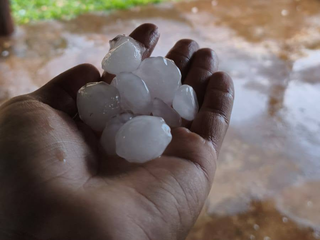 Granizo danifica telhados e plantações durante temporal no interior Granizo danifica telhados e plantações durante temporal no interior