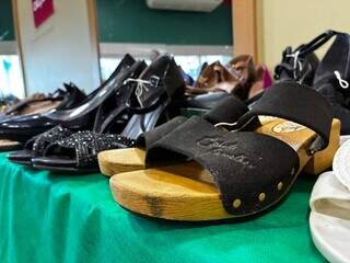 Sapatos de marca e tamanco de Scheila Carvalho viram achados em Bazar de Cinc&atilde;o