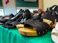Sapatos de marca e tamanco de Scheila Carvalho viram achados em Bazar de Cincão