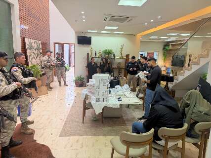 Pol&iacute;cia fecha laborat&oacute;rio clandestino de emagrecedores e prende 2 brasileiros