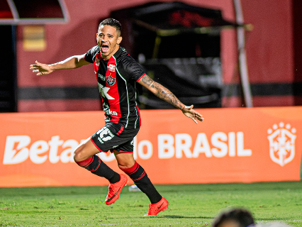 Vit&oacute;ria goleia Athletico-PR por 4 a 0 e avan&ccedil;a &agrave;s quartas da Copa do Brasil