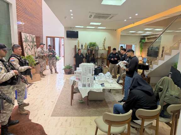 Pol&iacute;cia fecha laborat&oacute;rio clandestino de emagrecedores e prende 2 brasileiros