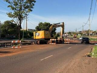 Trecho da Avenida Ernesto Geisel é interditado para reparo em córrego Trecho da Avenida Ernesto Geisel é interditado para reparo em córrego
